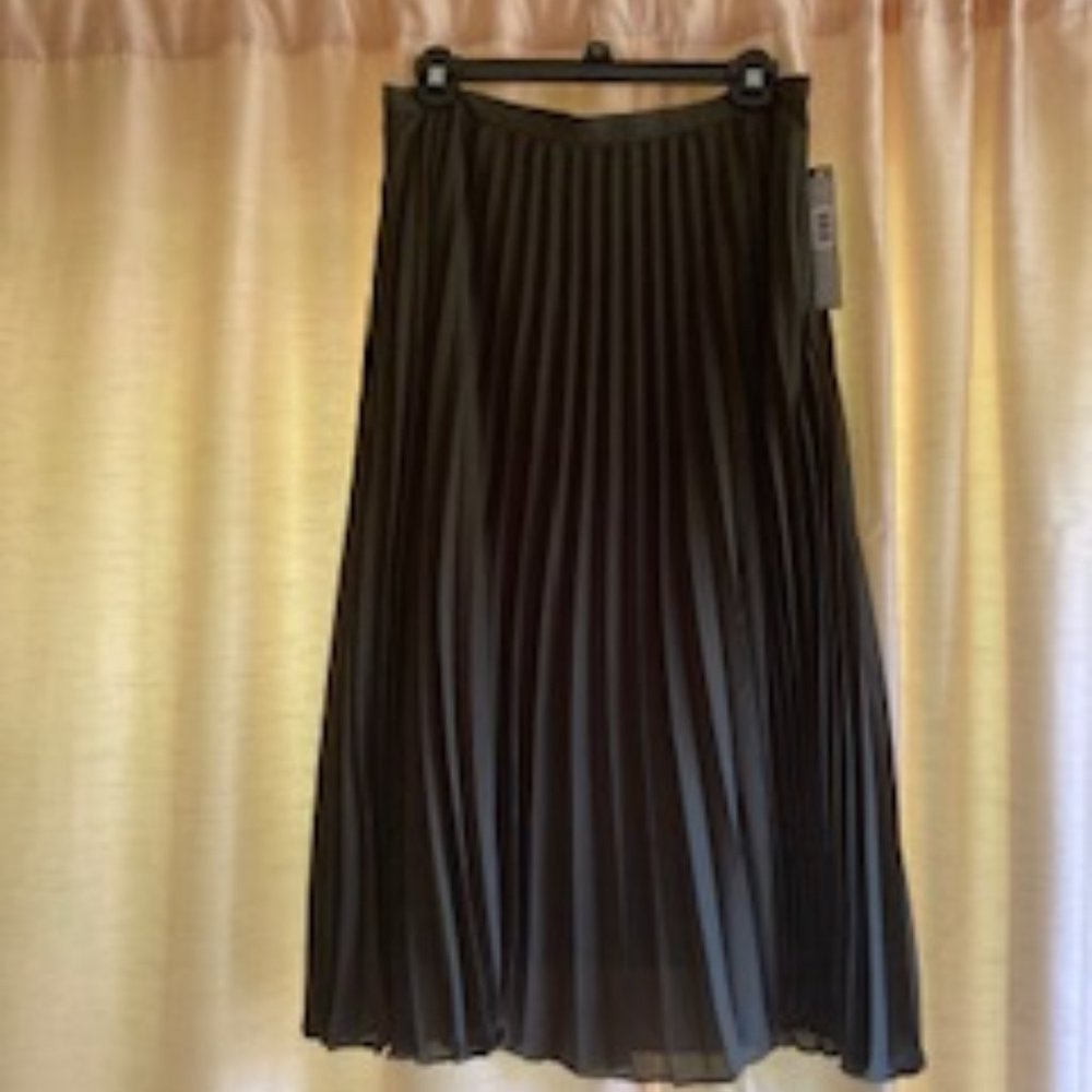 Tahari by Arthur S. Levine Pleated Skirt, Size 8, Color Dark Green